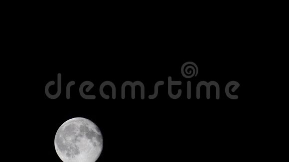 满月在黑暗的天空4K视频的预览图