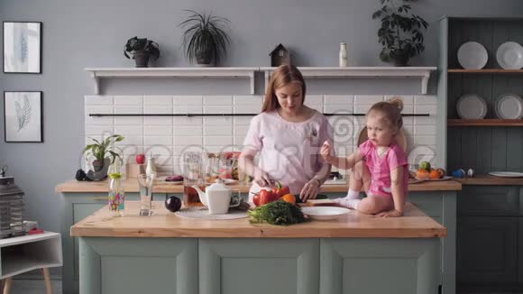 漂亮的妈妈和小孩子一起在厨房做饭视频的预览图