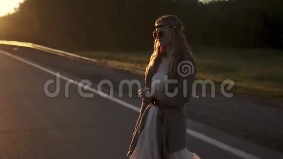 年轻女孩时髦的走在路上欣赏日出一副年轻女人嬉皮太阳镜的肖像慢慢慢慢视频的预览图