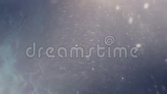 阳光下的蓝色水中的尘埃气泡视频的预览图