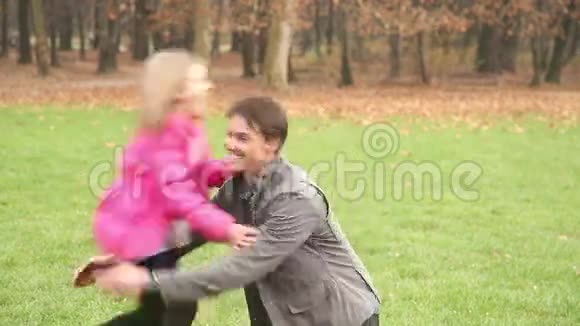 在公园里遇到父亲的女孩视频的预览图