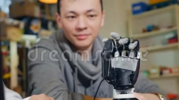 工程师在现代创业办公室与创新仿生机器人手臂多利摄像机的动作视频的预览图