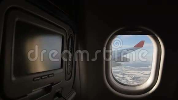 从喷气式飞机的窗户看到的土地娱乐媒体系统在前视频的预览图