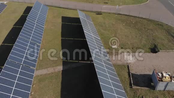 联合发电太阳能电池板和风车在道路上提供加油站和温室顶部视图视频的预览图