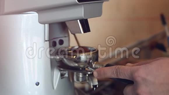 近距离研磨咖啡并将其卷成支架视频的预览图