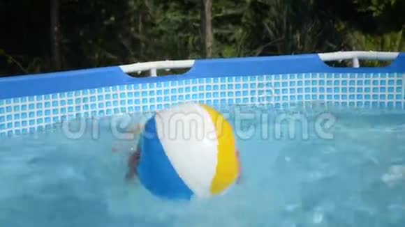家里游泳池里的小男孩视频的预览图