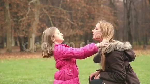 小女孩把手伸进妈妈的头发视频的预览图