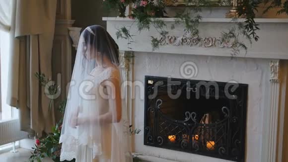 新娘穿着白色的衣服戴着面纱视频的预览图