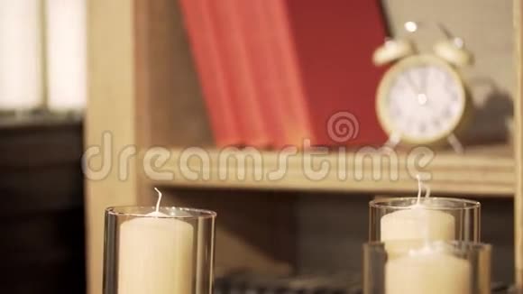 蜡烛火焰的特写美丽的白色蜡烛在节日背景上燃烧房间的新年情况视频的预览图