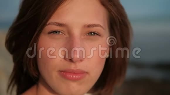一位年轻女子的肖像她的头发飞红没有化妆视频的预览图