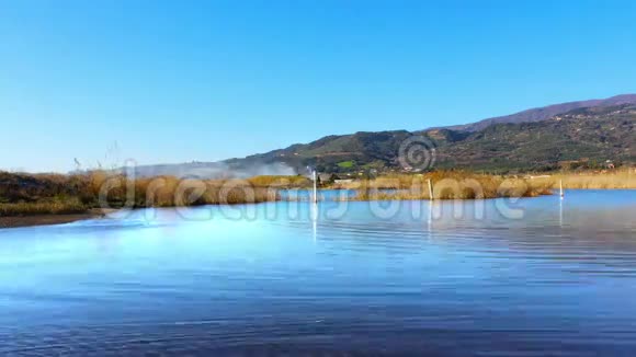 湖泊自然和水面时间推移环4k视频的预览图