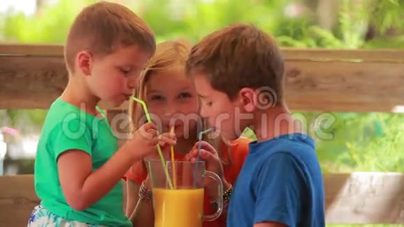 孩子们喝橙汁视频的预览图