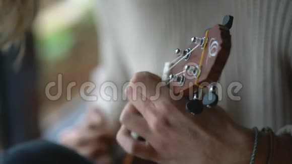 一位艺术家在四弦琴上表演爵士独奏视频的预览图