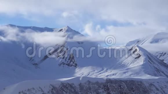 冬天的雪山时间流逝晴天的云速视频的预览图