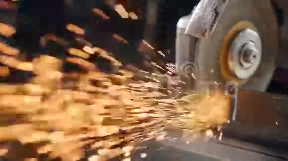 磨削机床被用来切割金属视频的预览图