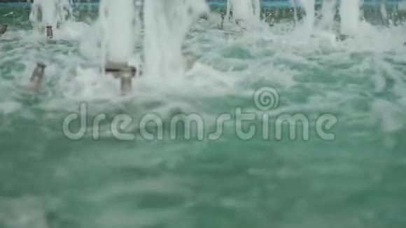 几个间歇泉抛出水柱水滴泡沫视频的预览图