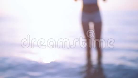 漂亮的腿女孩从海里出来慢动作注意力不集中好的背景视频的预览图