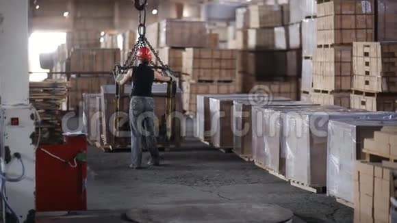女厂工人头盔运输包装消防砖车间轨道安装龙门吊视频的预览图
