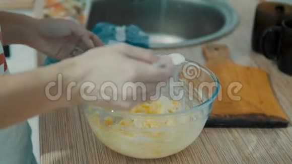 妈妈早晨给他的小儿子倒橙汁早餐是煎鸡蛋视频的预览图
