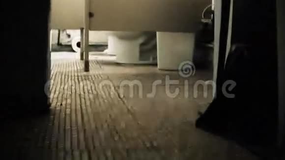 肮脏恶心的浴室地板POV视频的预览图
