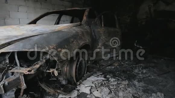 车库里汽车被烧坏的录像视频的预览图