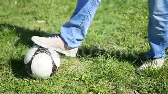 那家伙在球场上玩球用你的脚踢球户外运动足球视频的预览图