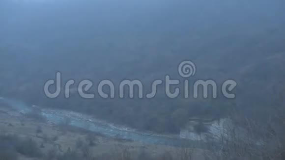 峡谷的雾状全景与山河视频的预览图