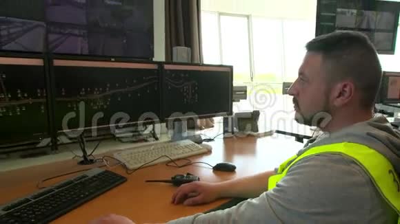 道路服务调度员在现代控制室内使用计算机视频的预览图