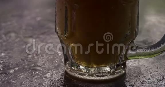啤酒泡沫在穆格上流淌视频的预览图