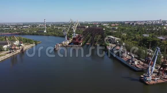 尼古拉耶夫船艇修理码头的鸟瞰图视频的预览图