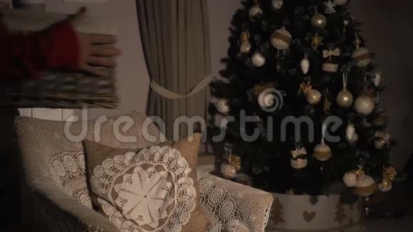 美丽的少女打开圣诞礼物盒奇迹之灯视频的预览图