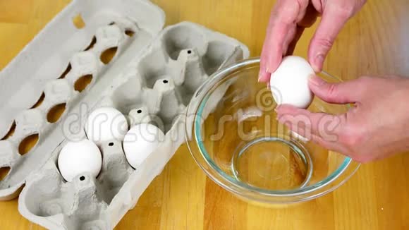 把一个鸡蛋塞进碗里视频的预览图