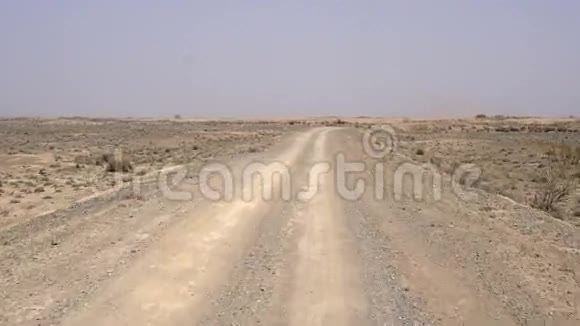 沙漠路交通缓慢视频的预览图