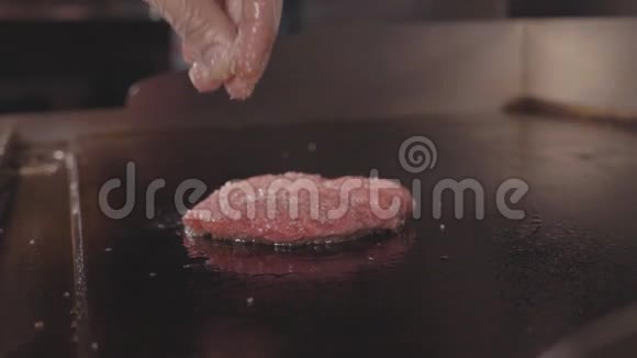 厨师烹饪和销售新鲜肉切块汉堡街头食品视频的预览图