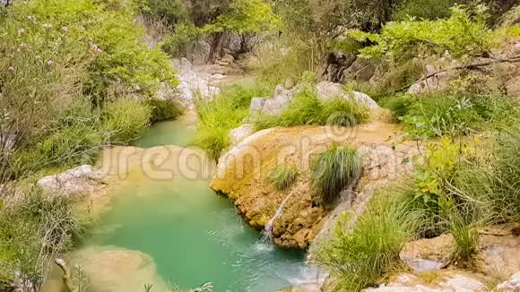 希腊波利姆尼奥的池塘有美丽的绿水视频的预览图