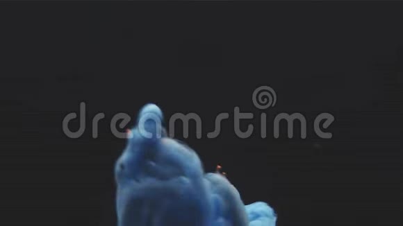 抽象油墨在水中旋转视频的预览图