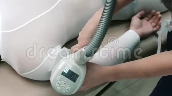 女性按摩师做LPG按摩的特写视频的预览图