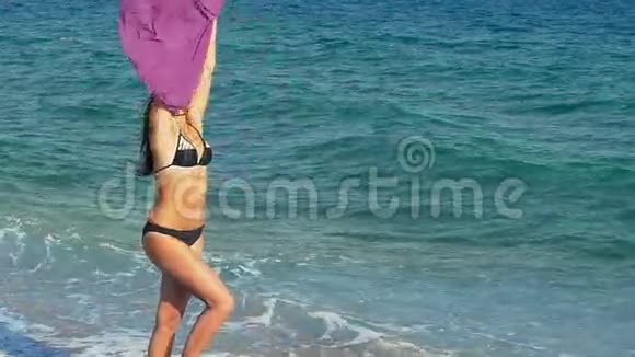 快乐的女孩跳着跳着在海滩上跳舞女人享受风自由假期暑假的乐趣概念视频的预览图