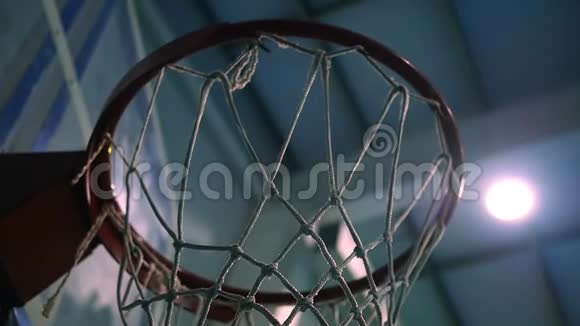 在探照灯的背景下把一个球扔进篮球圈慢动作视频的预览图