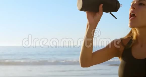 适合妇女在海滩上饮水4k视频的预览图