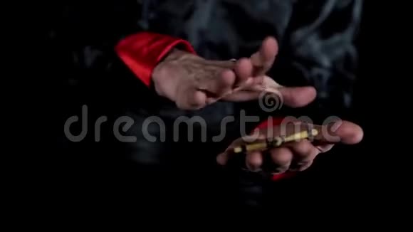 魔术师的思想力量使稻草娃娃在黑色的背景上升起视频的预览图