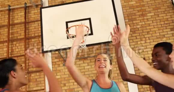 一群高中生在篮球场上打高五视频的预览图