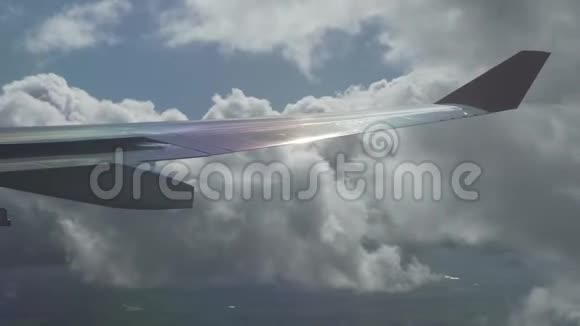 从空中俯瞰飞机机翼和太阳光线在积云中的股票录像视频的预览图