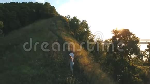 一对情侣在山上空中射击视频的预览图