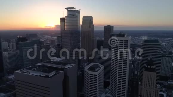 明尼阿波利斯市中心日落时的鸟瞰图视频的预览图