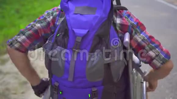轮椅上背着背包的残疾旅客视频的预览图