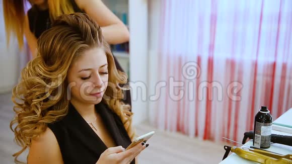 女人在美容店做头发视频的预览图