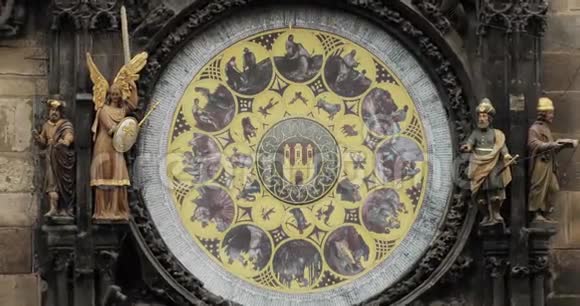 布拉格天文钟或布拉格奥罗吉是一只中世纪钟位于捷克首都布拉格视频的预览图