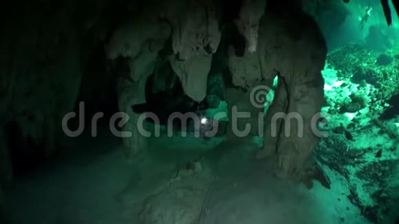 尤卡坦洞穴里的岩石在墨西哥的水下洞穴中出现视频的预览图