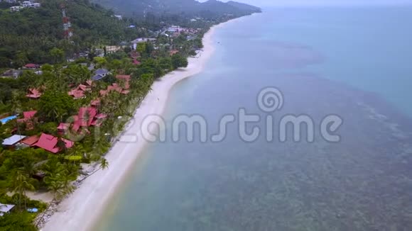带酒店的热带岛屿海岸线鸟瞰图视频的预览图